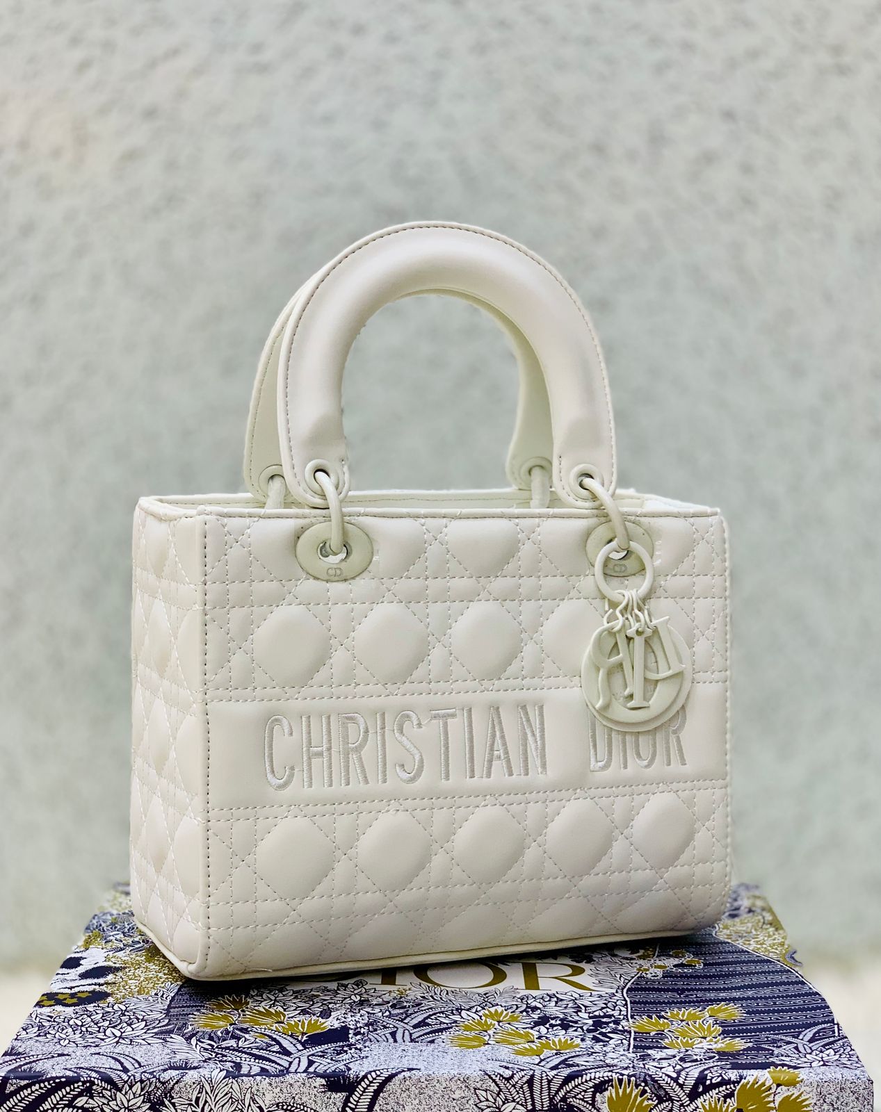 CHRISTIAN DIOR