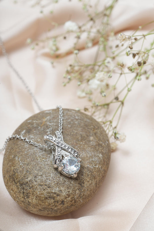 XO HUGGED PENDANT NECKLACE