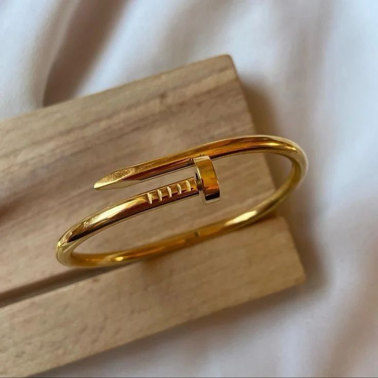 Cartier nail handcuff